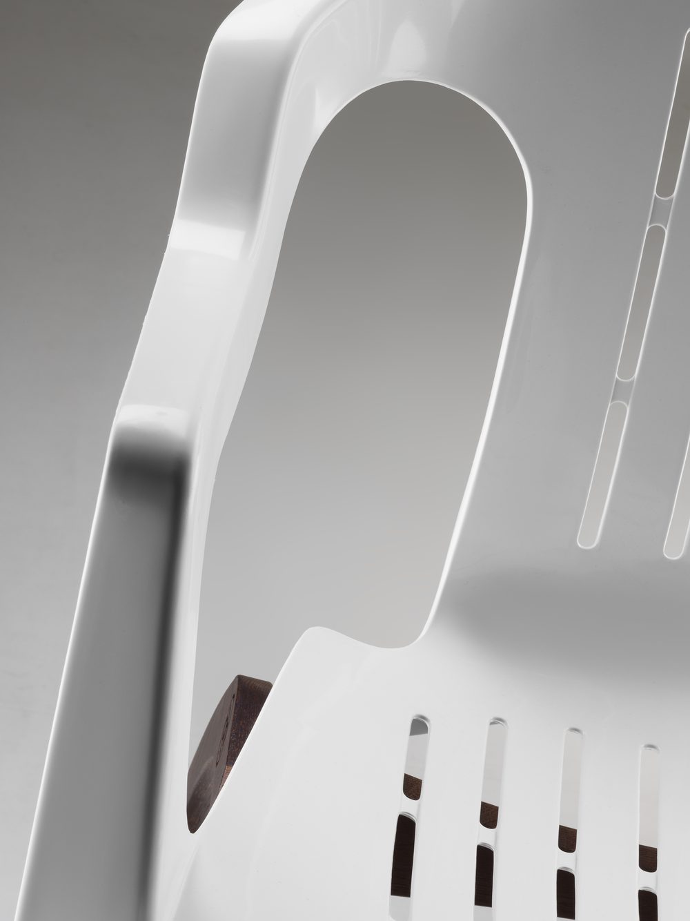 Close-up of the white polypropylene shell and its slotted seat